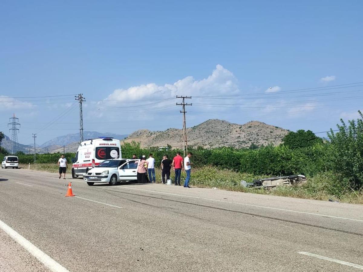 Otomobilin çarptığı araç bahçeye devrildi: 4 yaralı 2