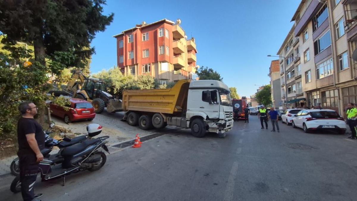 Freni boşalan kamyon eve çarptı: Mahalle sakinleri deprem oluyor sandı 1