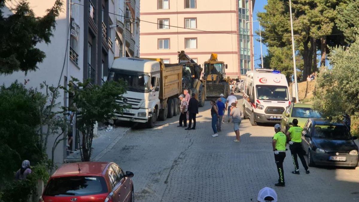 Freni boşalan kamyon eve çarptı: Mahalle sakinleri deprem oluyor sandı 2