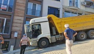 Freni boşalan kamyon eve &ccedil;arptı 