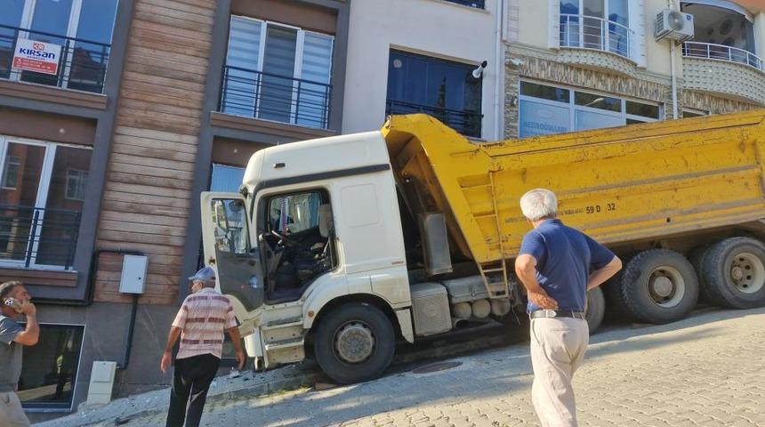 Freni boşalan kamyon eve &ccedil;arptı: Mahalle sakinleri deprem oluyor sandı