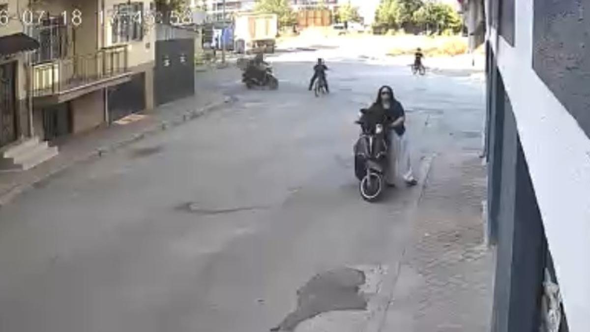 Motosikletin çaptığı bisikletli çocuk yaralandı: Kaza anı kamerada