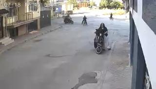Motosikletin &ccedil;aptığı bisikletli &ccedil;ocuk yaralandı: Kaza anı kamerada