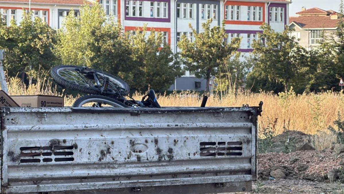 Motosikletin çaptığı bisikletli çocuk yaralandı: Kaza anı kamerada 1