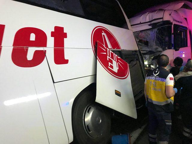 Bursa da 2 kişinin &ouml;ld&uuml;ğ&uuml; kazada dehşete d&uuml;ş&uuml;ren fotoğraf 1