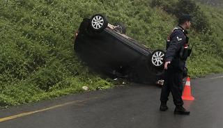 Trabzon'da otomobil u&ccedil;uruma yuvarlandı: 2 Yaralı