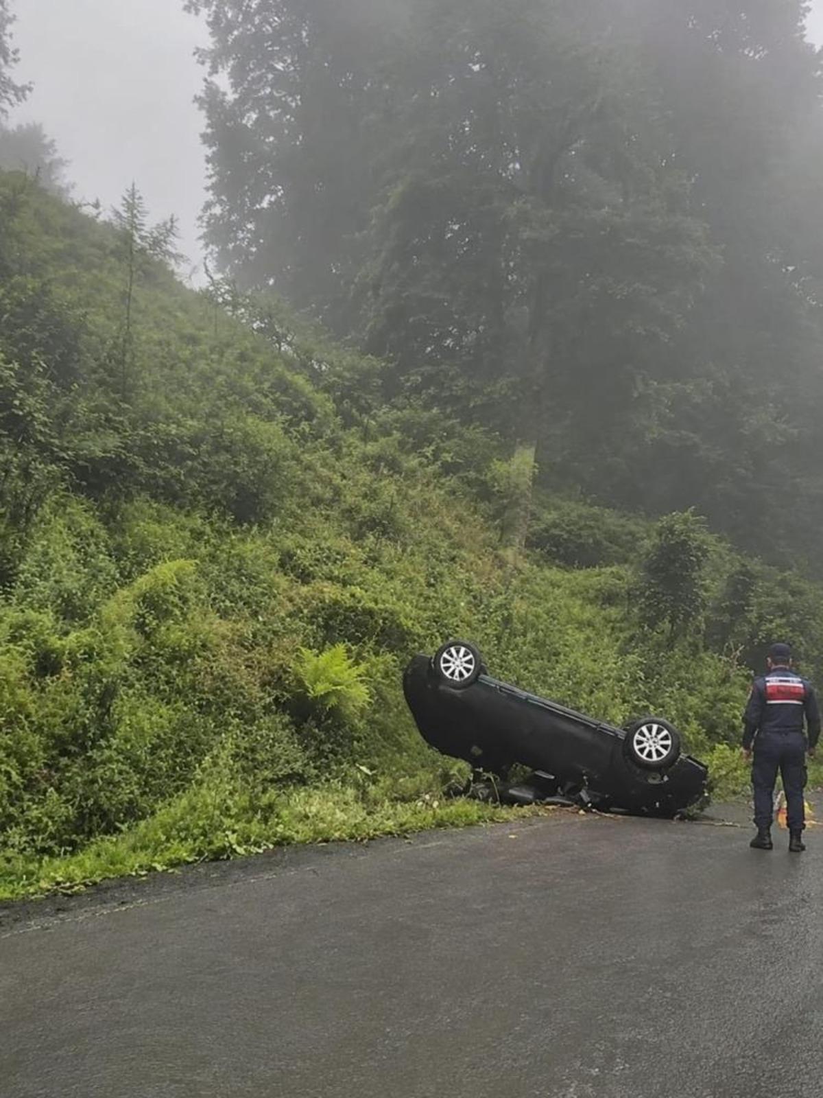 Trabzon da otomobil uçuruma yuvarlandı: 2 Yaralı 1