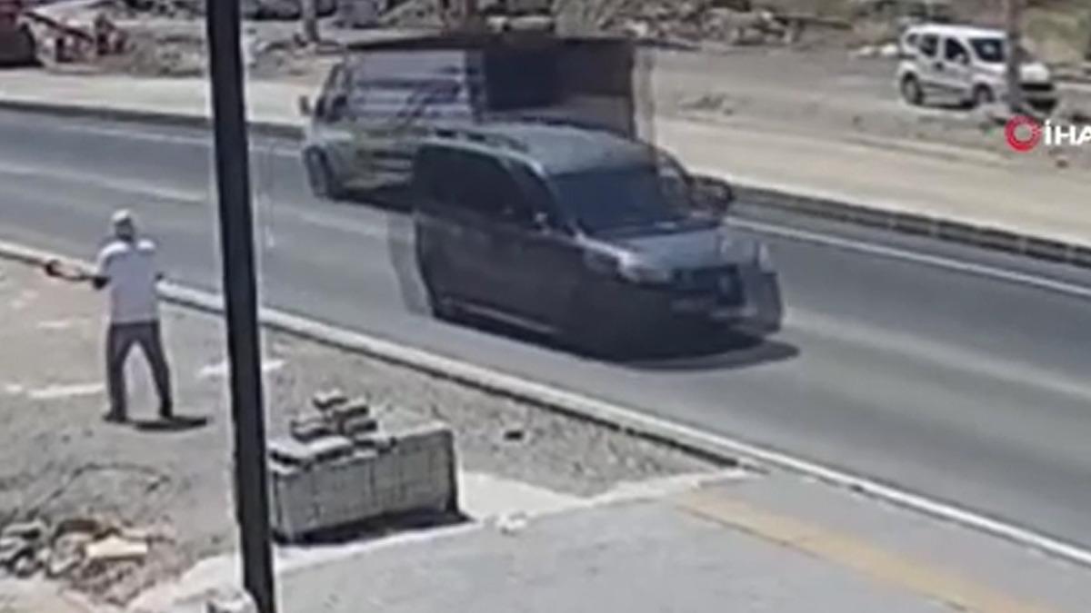 16 yaşındaki sürücünün kullandığı kamyonet yayaya çaptı: Kaza anı kamerada 1
