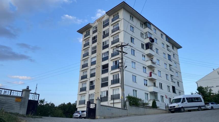 Binanın 7. katından d&uuml;şen &ccedil;ocuk hayatını kaybetti