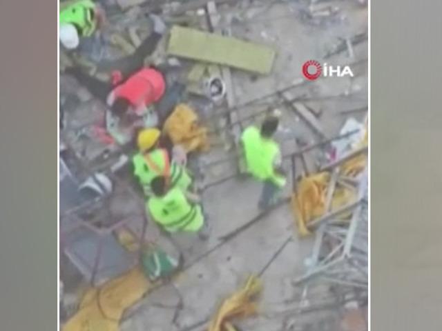 Beylikd&uuml;z&uuml;&rsquo;nde inşaatın 12. katından d&uuml;şen iş&ccedil;i hayatını kaybetti