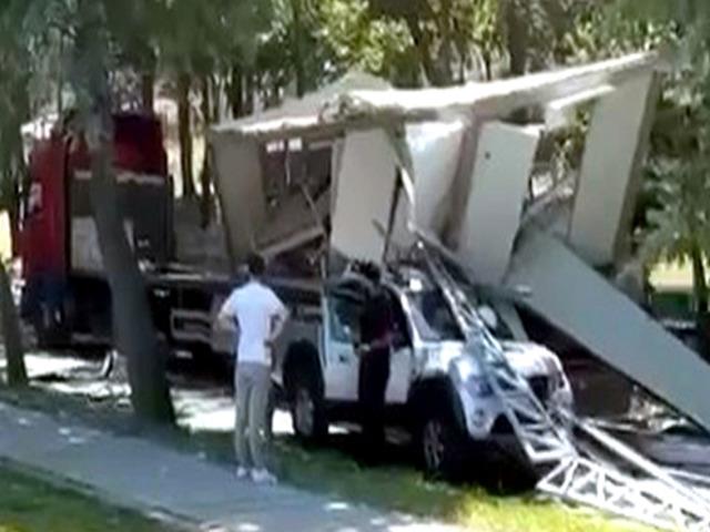 TIR'ın dorsesindeki konteyner, cipin &uuml;zerine devrildi