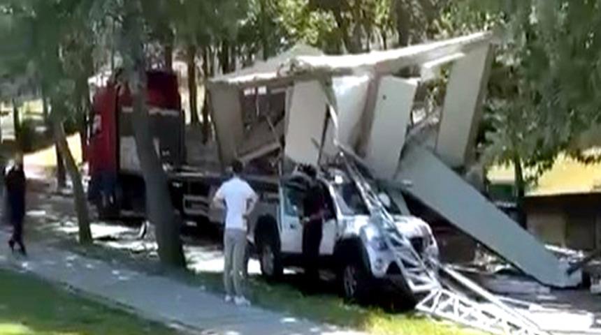 Bah&ccedil;eşehir&rsquo;de TIR'ın dorsesindeki konteyner, cipin &uuml;zerine devrildi