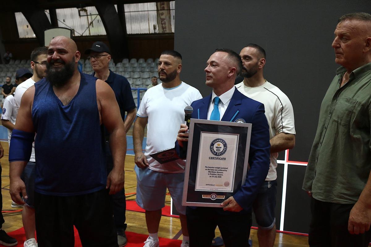 Vücudunun üzerine 2 ton ağırlığı taşıdı! Guinness Rekorlar Kitabı na girdi 3
