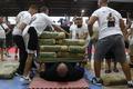 V�cudunun �zerine 2 ton ta��d�! Rekorlar Kitab�'na girdi