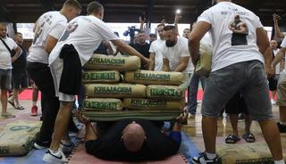 V&uuml;cudunun &uuml;zerine 2 ton taşıdı! Rekorlar Kitabı'na girdi