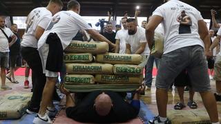 Vücudunun üzerine 2 ton ağırlığı taşıdı! Guinness Rekorlar Kitabı'na girdi