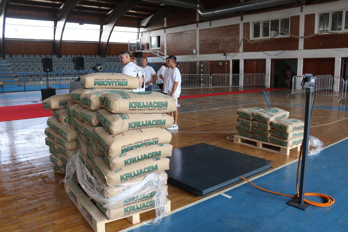 Vücudunun üzerine 2 ton ağırlığı taşıdı! Guinness Rekorlar Kitabı na girdi 1