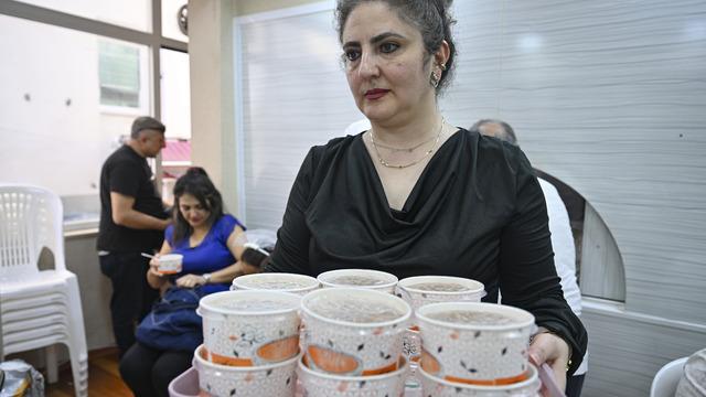 Başkentte Türkmen Alevi Bektaşi Vakfı tarafından aşure dağıtıldı