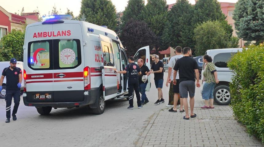 Eskişehir'de oğlu tarafından bı&ccedil;aklanan baba yaralandı