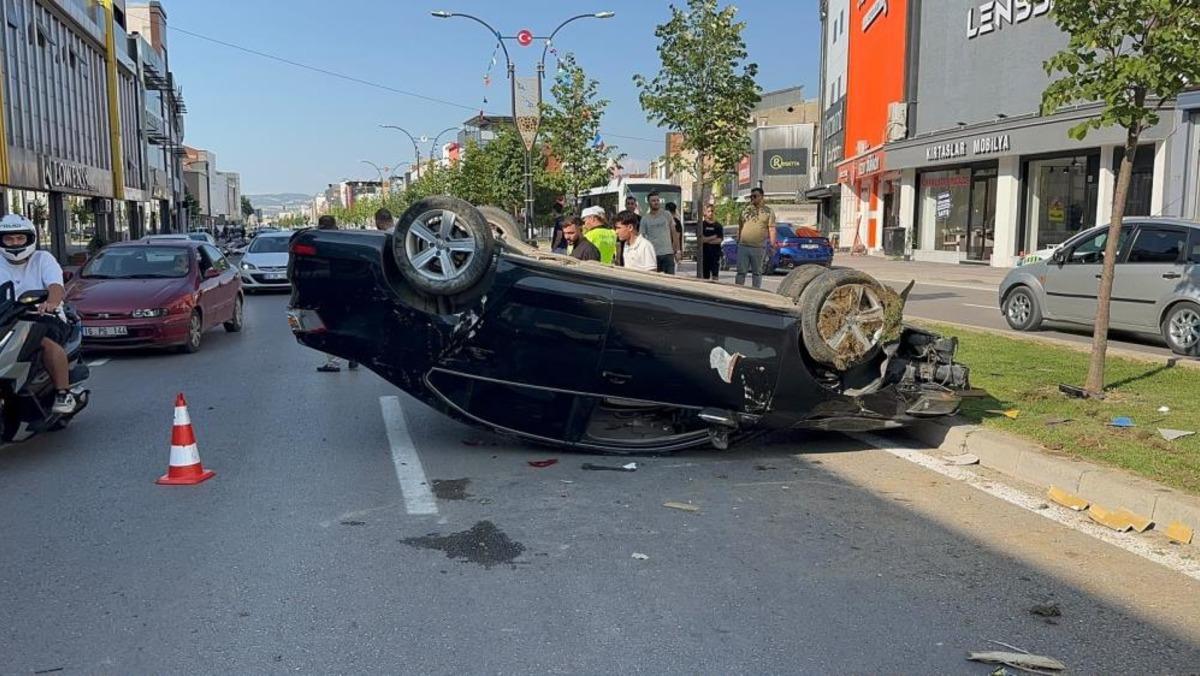 Bursa da takla atan otomobildeki 2 kişi yaralandı 1