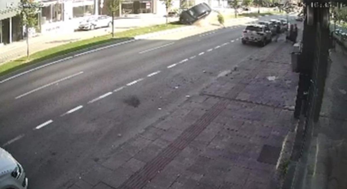 Bursa da takla atan otomobildeki 2 kişi yaralandı 2