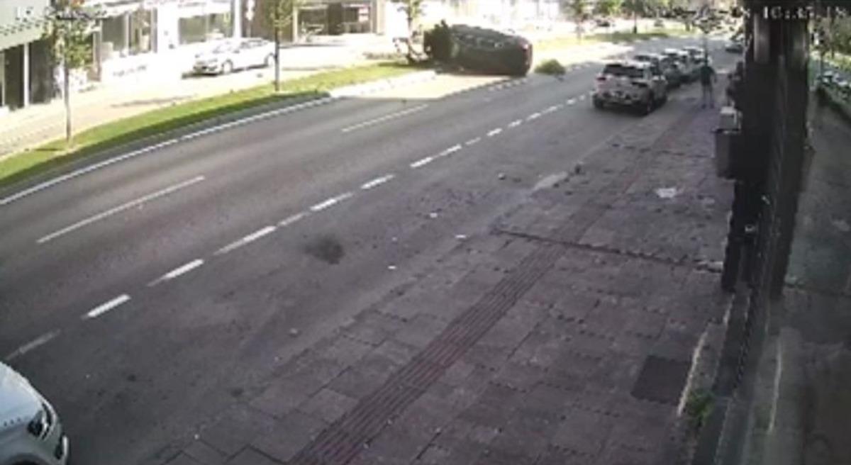 Bursa da takla atan otomobildeki 2 kişi yaralandı 3