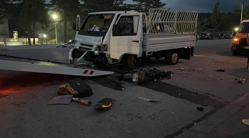 Bolu'da motosiklet ile kamyonet &ccedil;arpıştı: 1 &ouml;l&uuml;, 1 yaralı