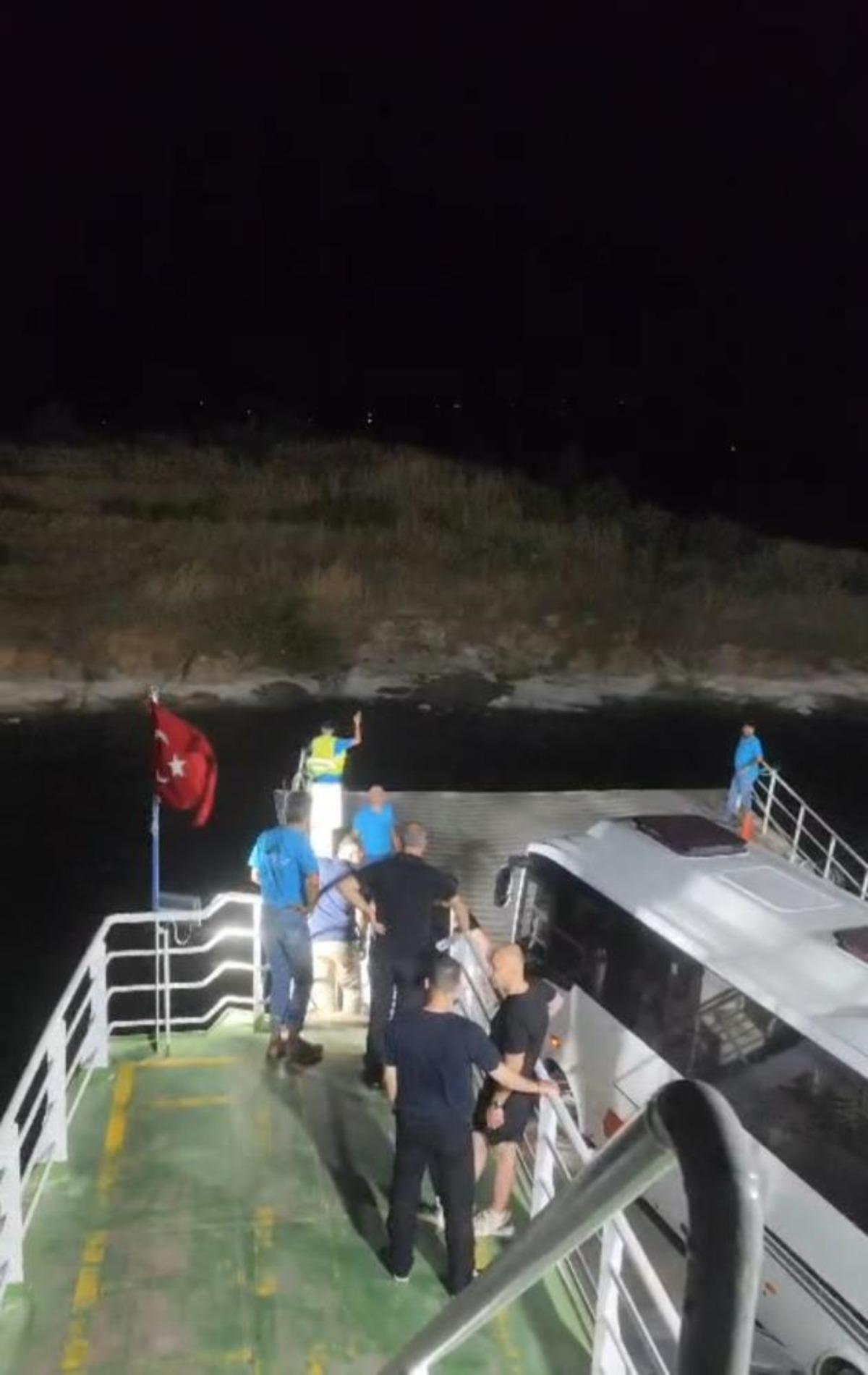 Elazığ da fırtına etkili oldu: Feribot iskeleye yanaşamadı 2