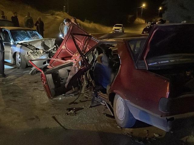 Sivas'ta 2 otomobil kafa kafaya &ccedil;arpıştı: 6 yaralı