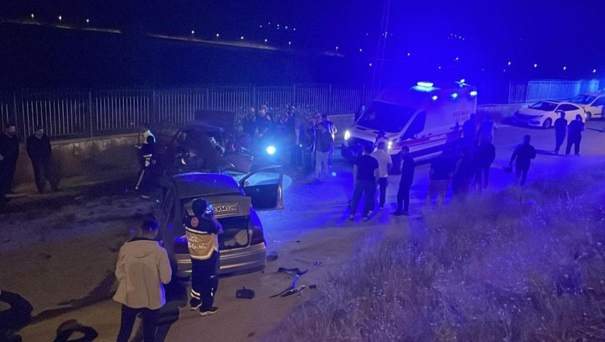 Sivas ta 2 otomobil kafa kafaya çarpıştı: 6 yaralı 1