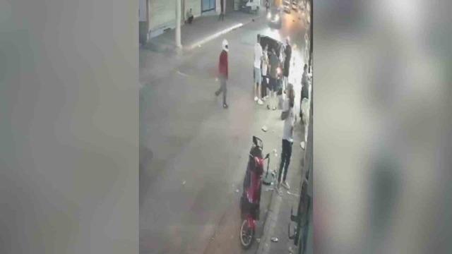 Kasklı saldırgan iş yerini kurşunladı: 1 yaralı 2