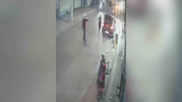 Kasklı saldırgan iş yerini kurşunladı: 1 yaralı 1
