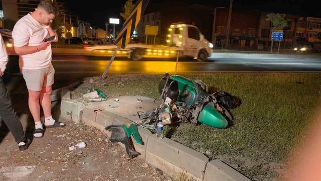 Direksiyon hakimiyetini kaybeden motosiklet sürücüsü ağır yaralandı 2