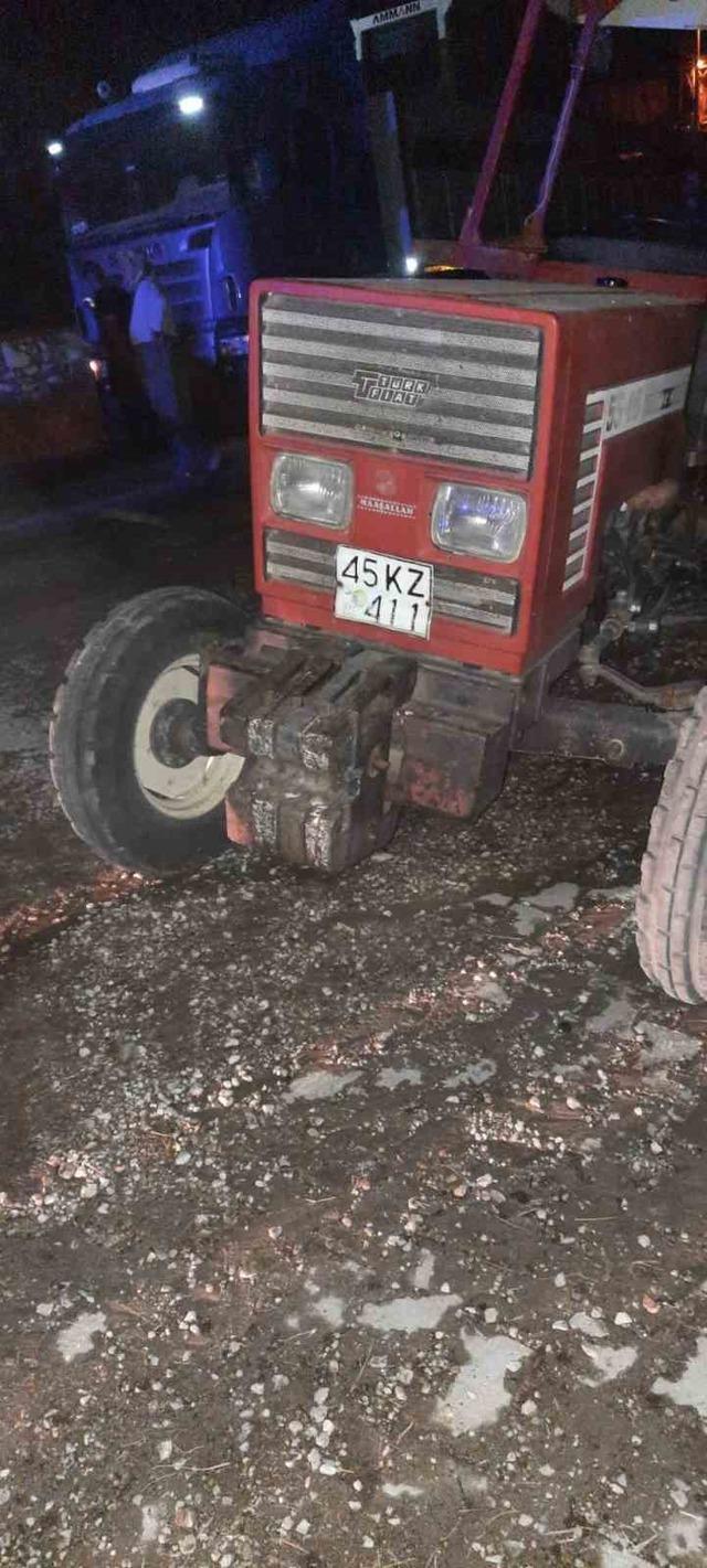 Manisa’da otomobil ile traktör çarpıştı: 2’si ağır 4 yaralı 1