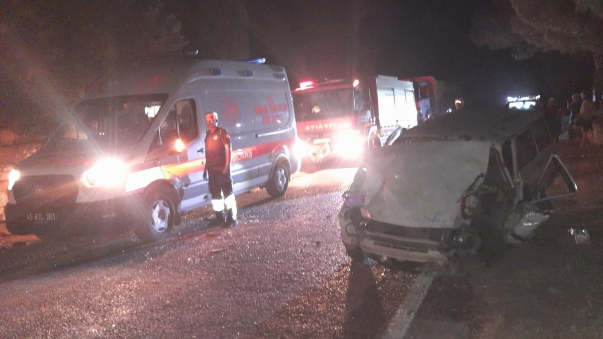 Manisa’da otomobil ile traktör çarpıştı: 2’si ağır 4 yaralı