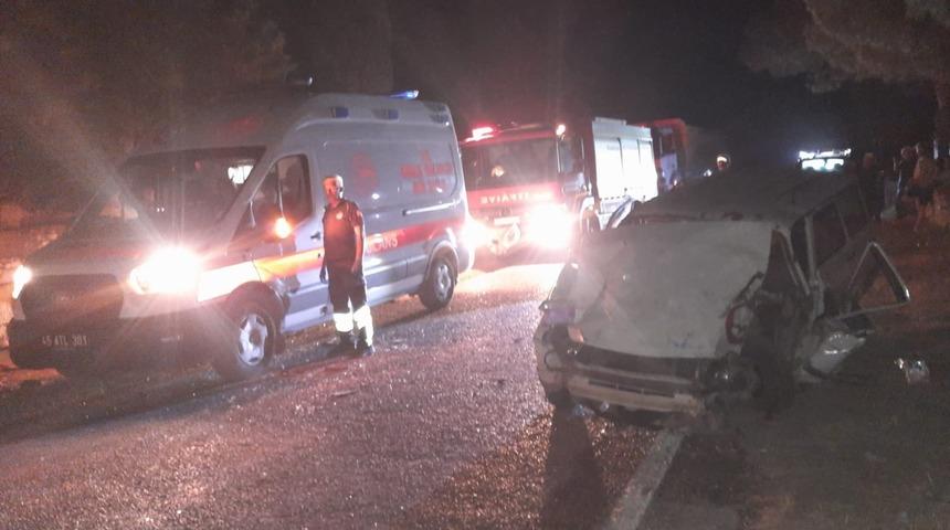 Manisa&rsquo;da otomobil ile trakt&ouml;r &ccedil;arpıştı: 2&rsquo;si ağır 4 yaralı