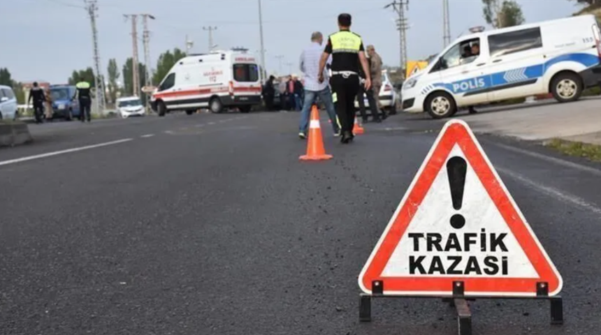 Hakkari'de otomobiller &ccedil;arpıştı; 2'si ağır 7 yaralı