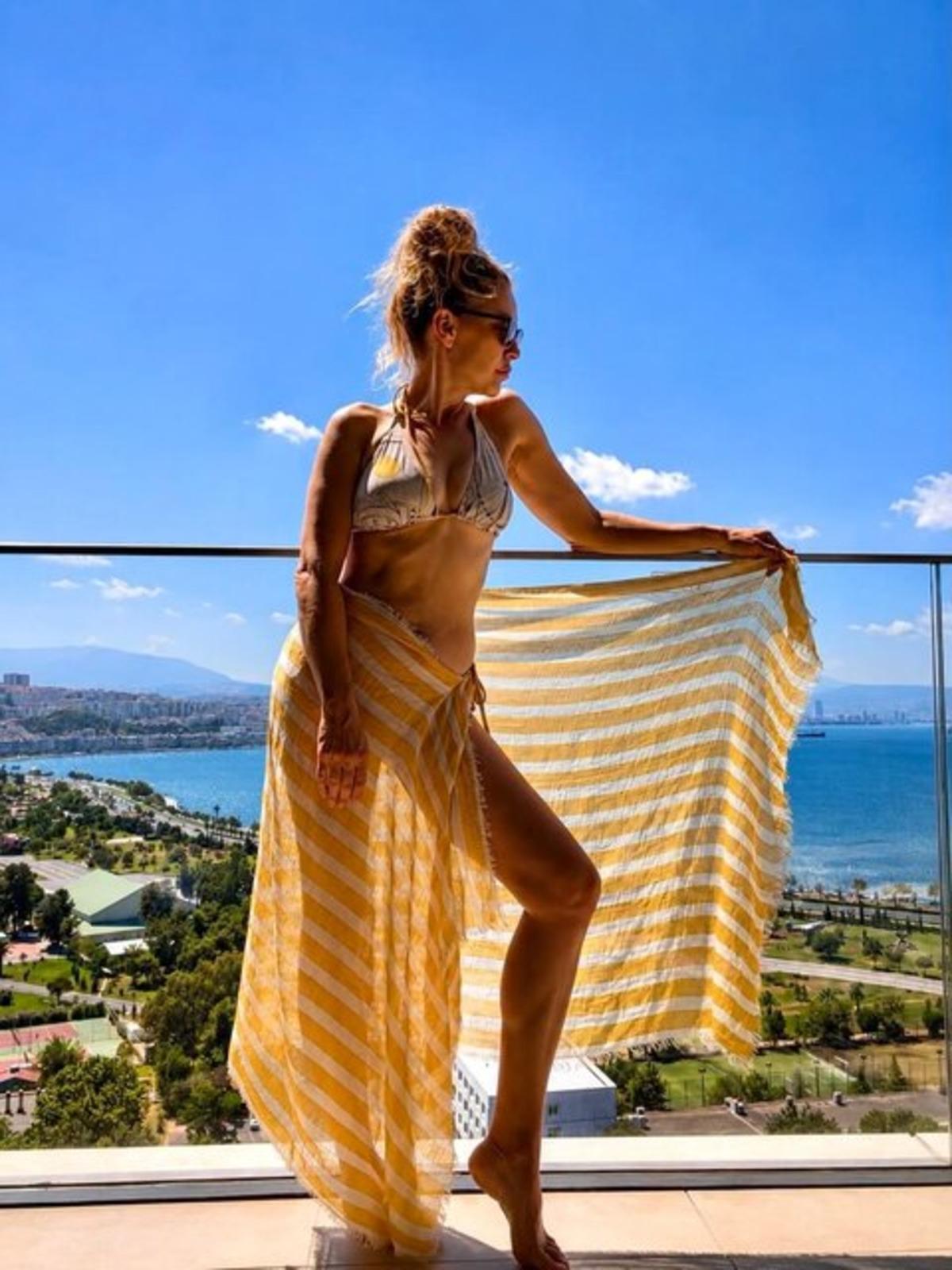 Kızılcık Şerbeti nin Kıvılcım ı Evrim Alasya bikinisini giyip fiziğini sergiledi! Beğeni yağdı 3