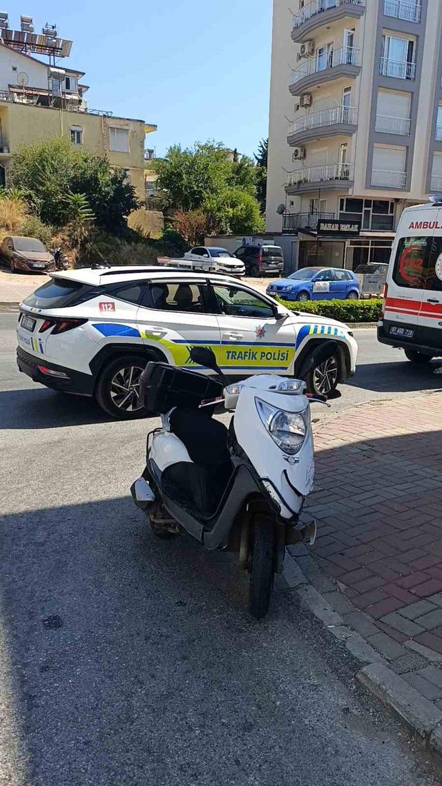 Motosiklet ile otomobil çarpıştı: 2 yaralı 5