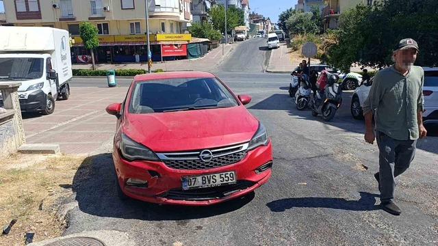 Motosiklet ile otomobil çarpıştı: 2 yaralı 4