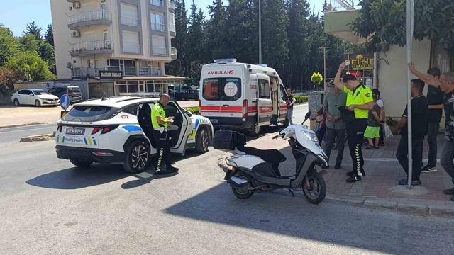 Motosiklet ile otomobil çarpıştı: 2 yaralı 3