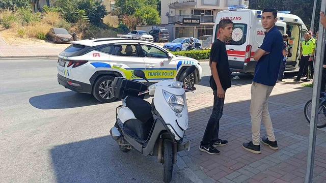 Motosiklet ile otomobil çarpıştı: 2 yaralı 1
