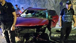 Hakkari&rsquo;de otomobiller kafa kafaya &ccedil;arpıştı: 7 yaralı