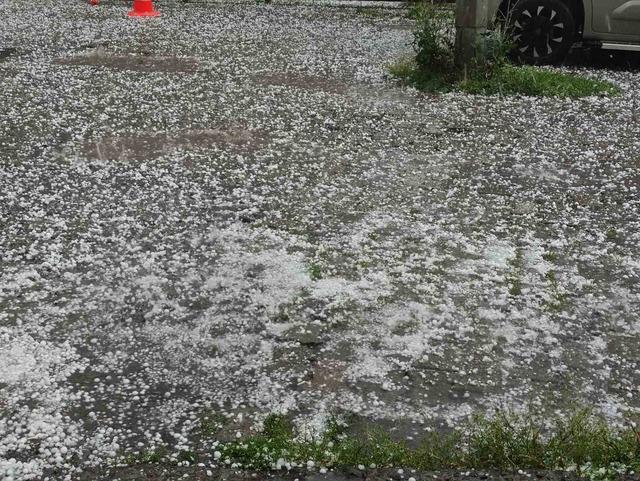 Doluya karşı ilginç önlem: Araçların üzerine battaniye serdiler 7