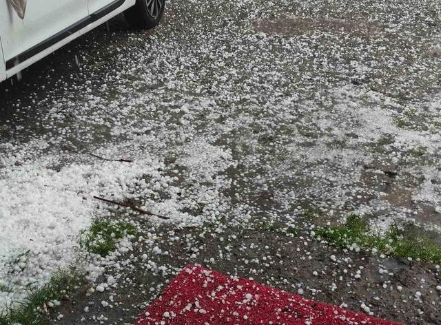 Doluya karşı ilginç önlem: Araçların üzerine battaniye serdiler 6