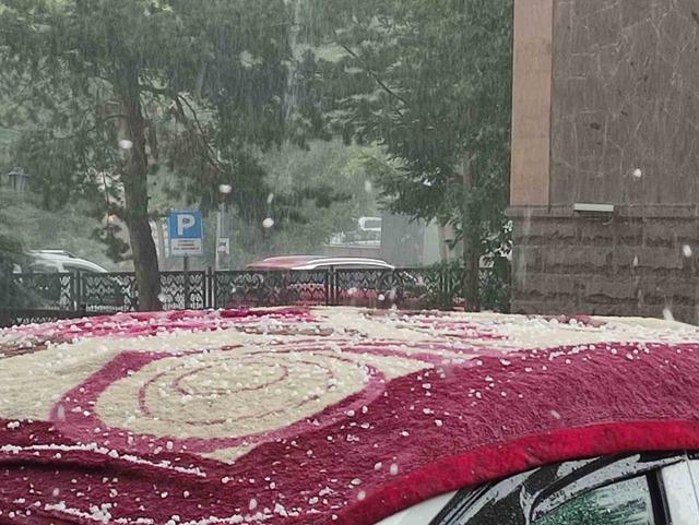 Doluya karşı ilginç önlem: Araçların üzerine battaniye serdiler 4