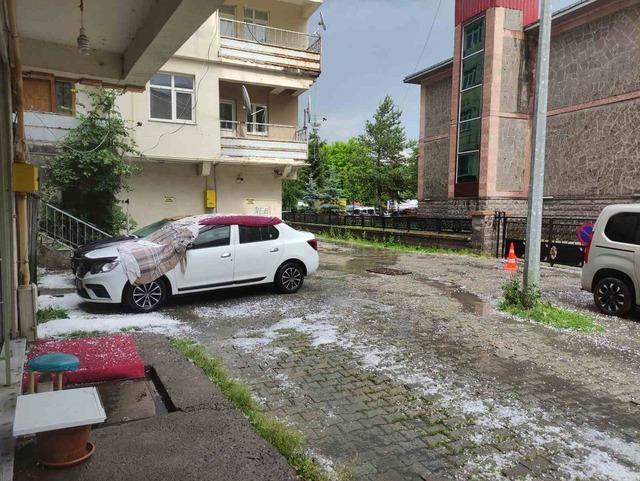 Doluya karşı ilginç önlem: Araçların üzerine battaniye serdiler 3