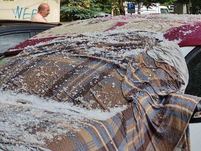 Doluya karşı ilginç önlem: Araçların üzerine battaniye serdiler 1