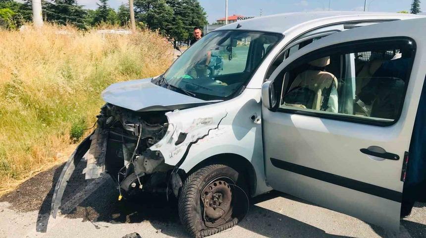 İki otomobilin &ccedil;arpıştığı kazada 4 kişi yaralandı
