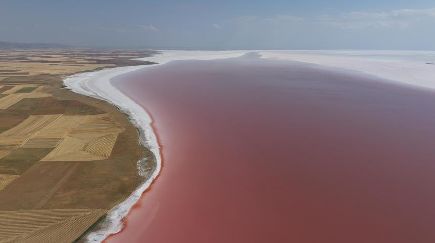 Tuz G&ouml;l&uuml; pembe renge b&uuml;r&uuml;nd&uuml;